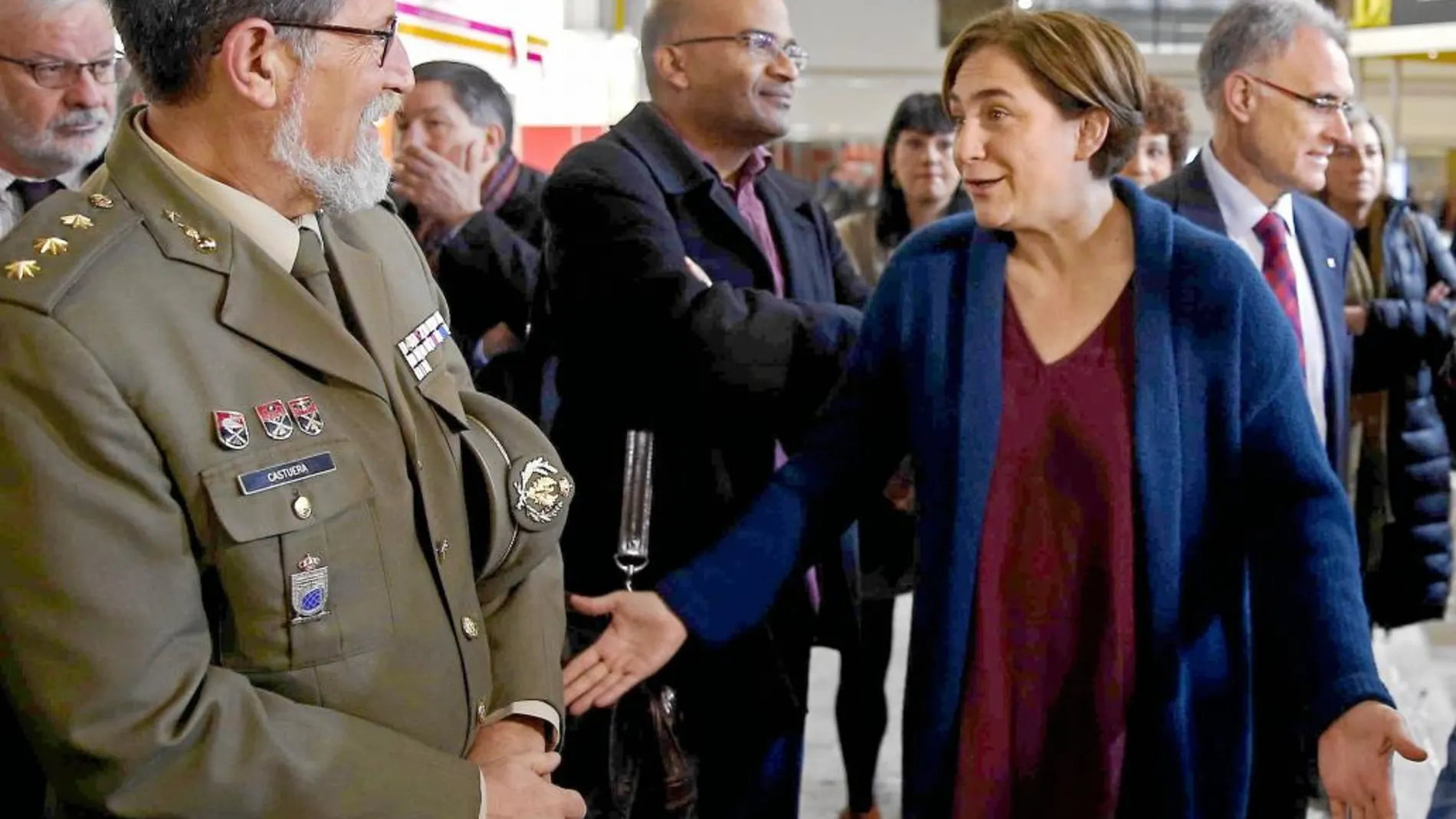 Ada Colau conversa con un mando militar durante el Salón de la Enseñanza de 2015