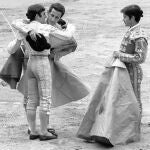 Imagen de archivo de Dámaso González recibiendo la alternativa de Santiago Martín «El Viti» en presencia de Miguel Márquez, en la plaza de toros de Las Ventas