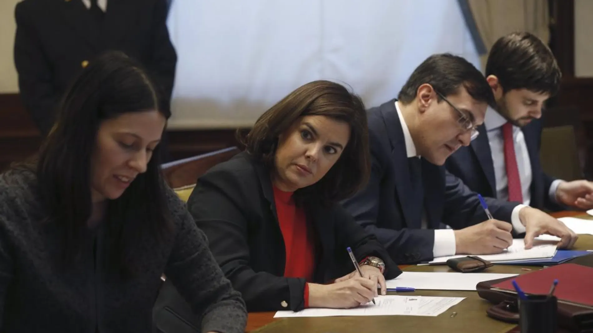 La vicepresidenta del Gobierno, Soraya Sáenz de Santamaría (2i), y el secretario de Estado de Relaciones con las Cortes, José Luis Ayllón, formalizan sus actas como diputados