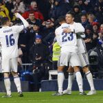 El delantero portugués del Real Madrid Cristiano Ronaldo (d) celebra su gol con Danilo