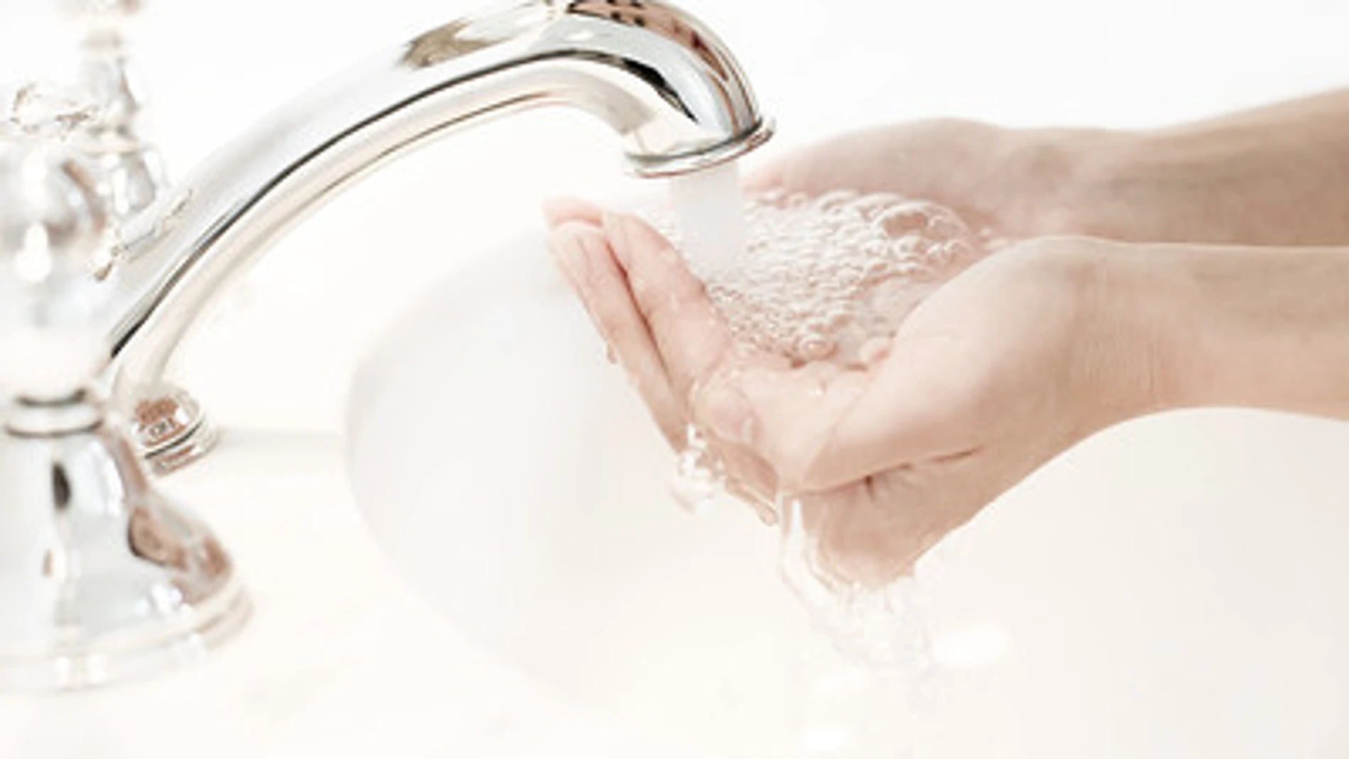 El agua fría es tan efectiva como la caliente para eliminar las bacterias de las manos