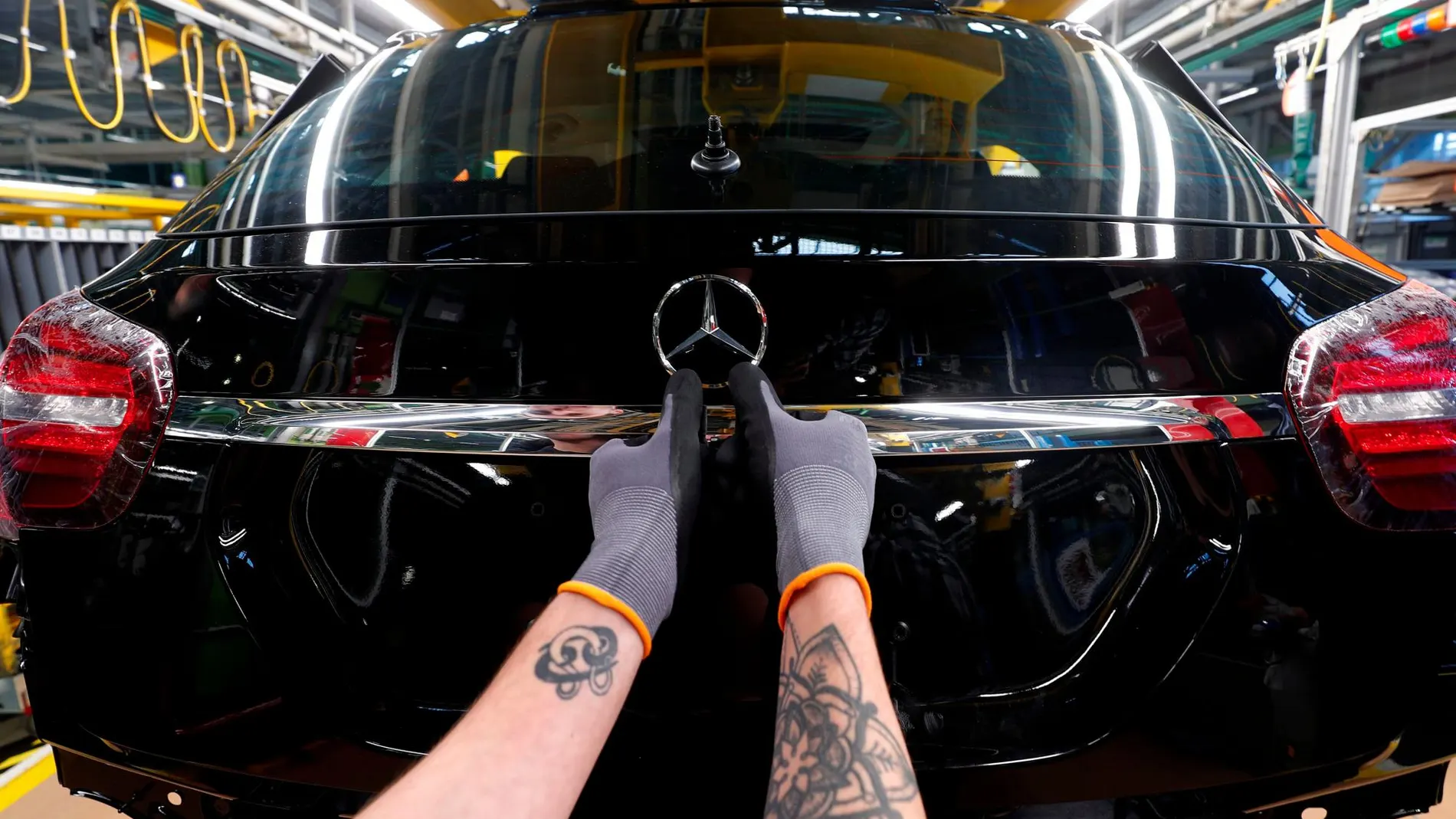 Un empleado de Mercedes trabaja en uno de sus vehículos en una fábrica alemana