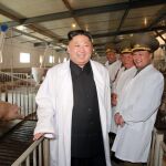 El líder norcoreano, Kim Jong Un, visita una granja de cerdos perteneciente a las Fuerzas Aéreas
