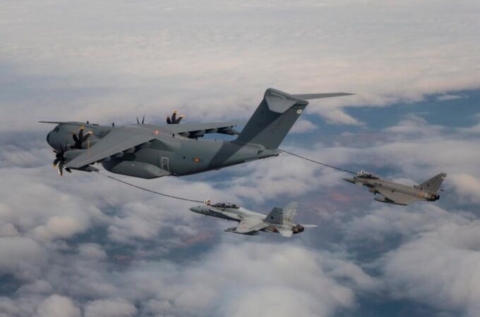 Así ha sido cómo un A400M del Ejército del Aire abastecía en vuelo por primera vez a un Eurofighter