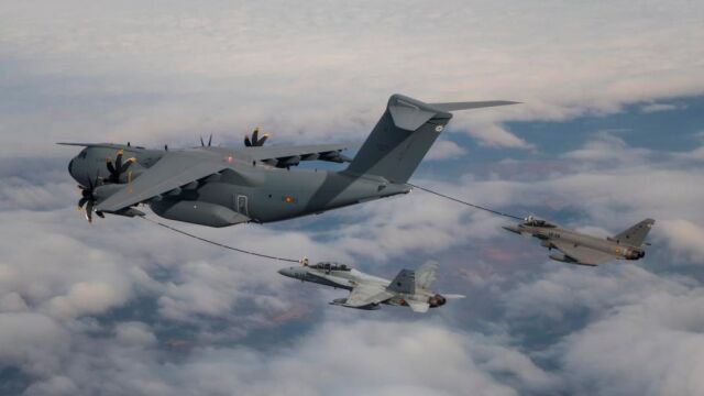Así ha sido cómo un A400M del Ejército del Aire abastecía en vuelo por primera vez a un Eurofighter