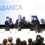 El hasta hoy presidente de Abanca, Javier Echeverría, recibe un aplauso durante la Junta General Extraordinaria de Accionistas