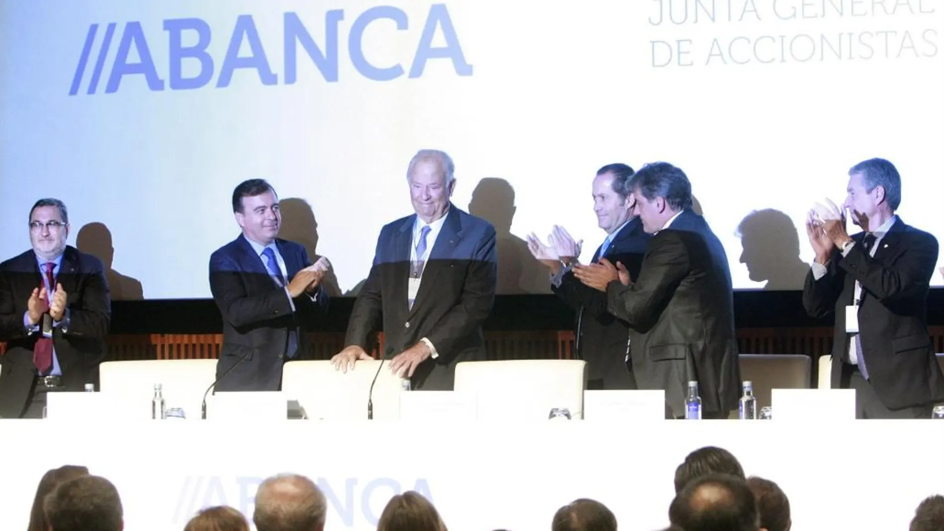 El hasta hoy presidente de Abanca, Javier Echeverría, recibe un aplauso durante la Junta General Extraordinaria de Accionistas