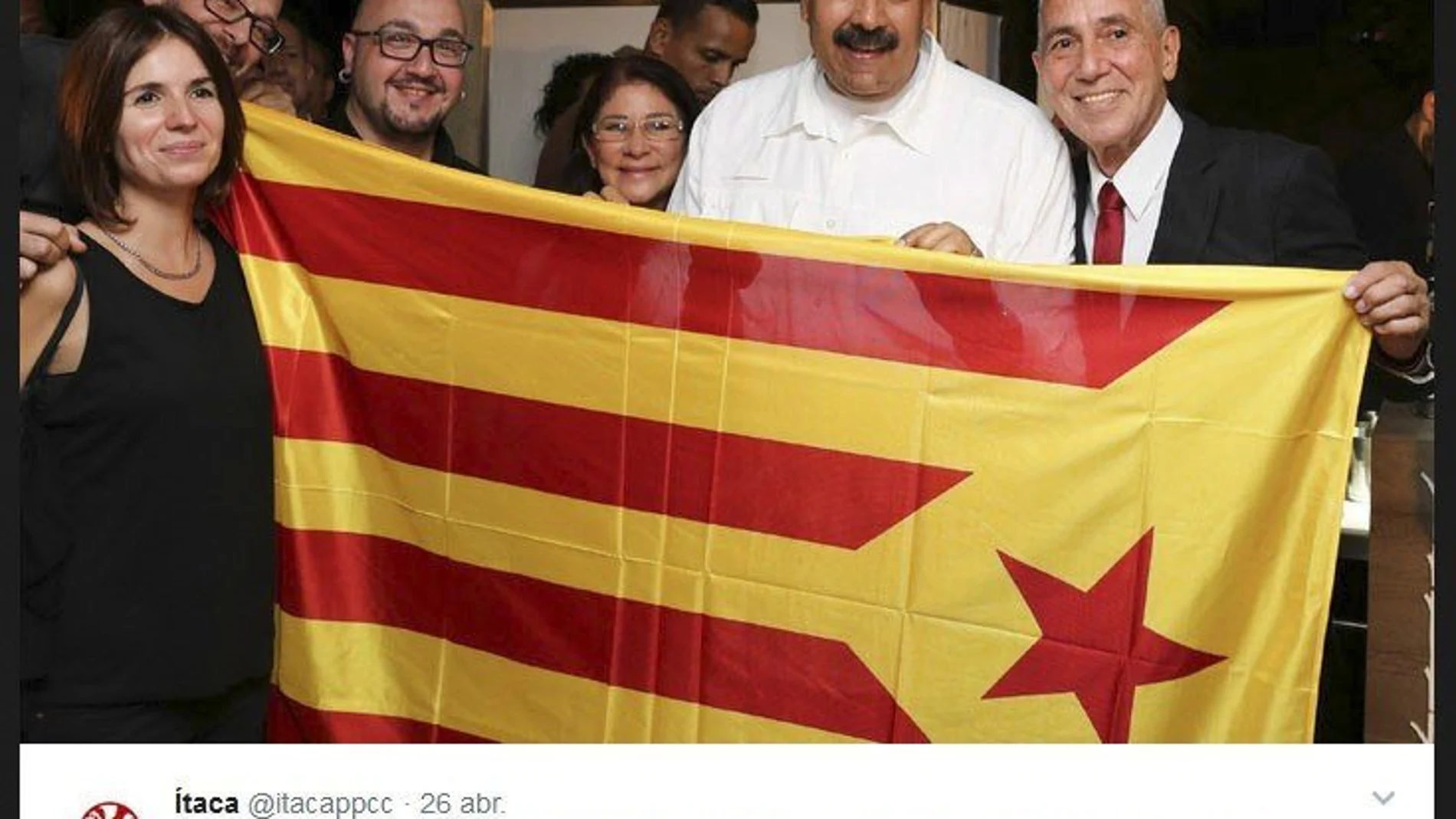 El presidente de Venezuela, Nicolás Maduro, fotografiado esta semana en Caracas con una "estelada"junto a varios activistas de la izquierda independentista catalana en la presentación del documental "Maduro, lealtad indestructible"