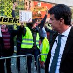Decenas de personas han intentado hoy, con pitos, simbología independentista boicotear un acto de Manuel Valls /Efe