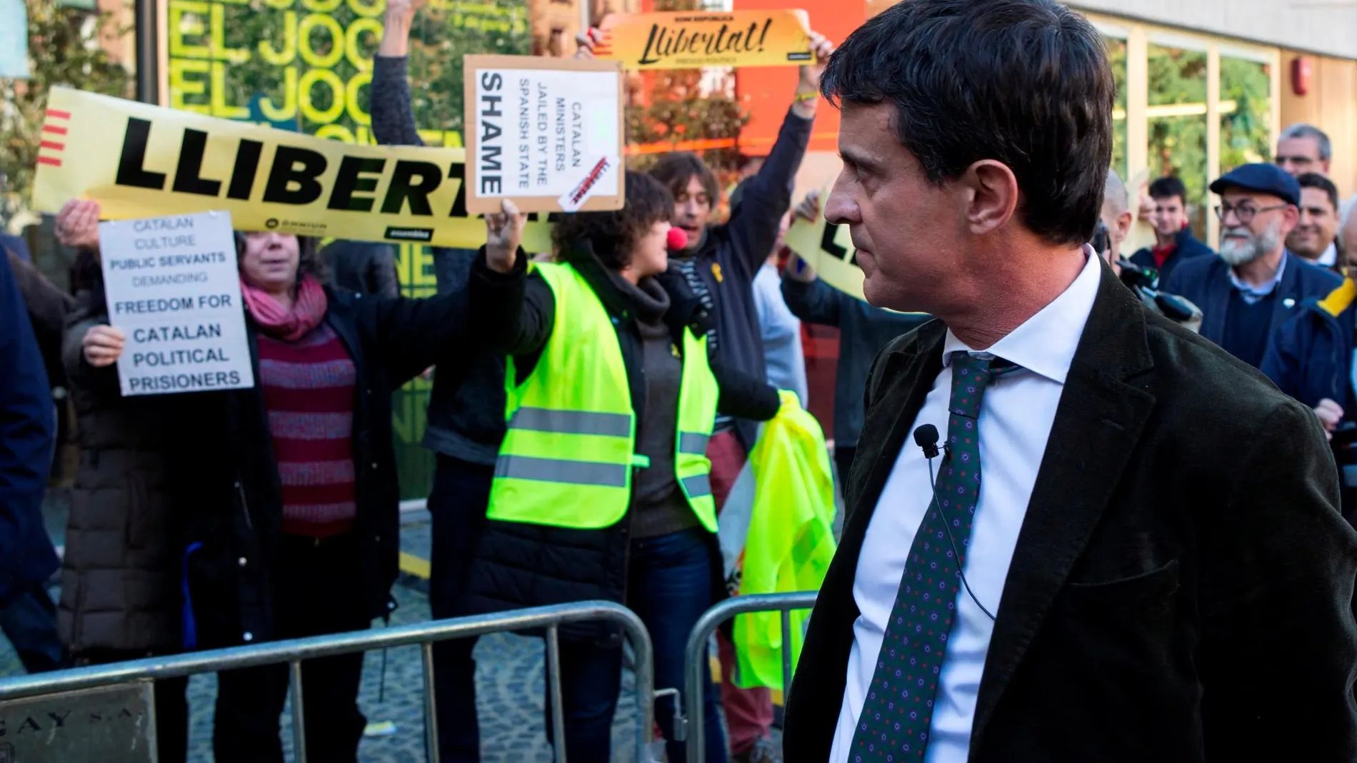 Decenas de personas han intentado hoy, con pitos, simbología independentista boicotear un acto de Manuel Valls /Efe