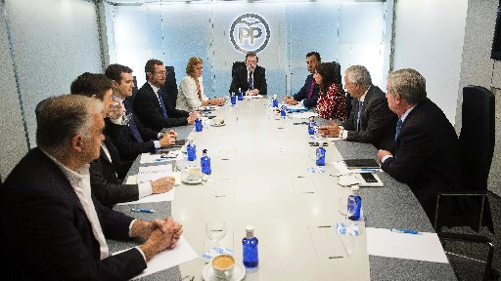 El presidente del Gobierno y del Partido Popular, Mariano Rajoy, c, presidió hoy la reunion del Comite de Dirección hoy en la sede de Génova.