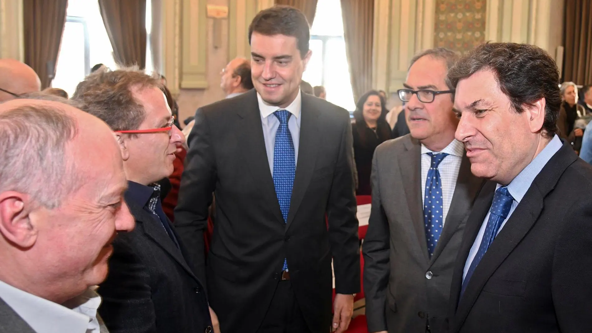 Fernández Carriedo conversa con Temprano en presencia de Ibáñez y Pedro Hojas