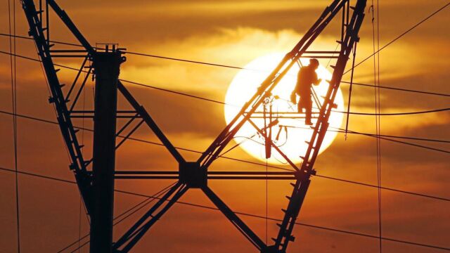 Un trabajador en un tendido eléctrico