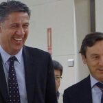 El candidato popular a la presidencia de la Generalitat de Cataluña, Xavier García Albiol y el portavoz parlamentario del PP, Rafael Hernando.