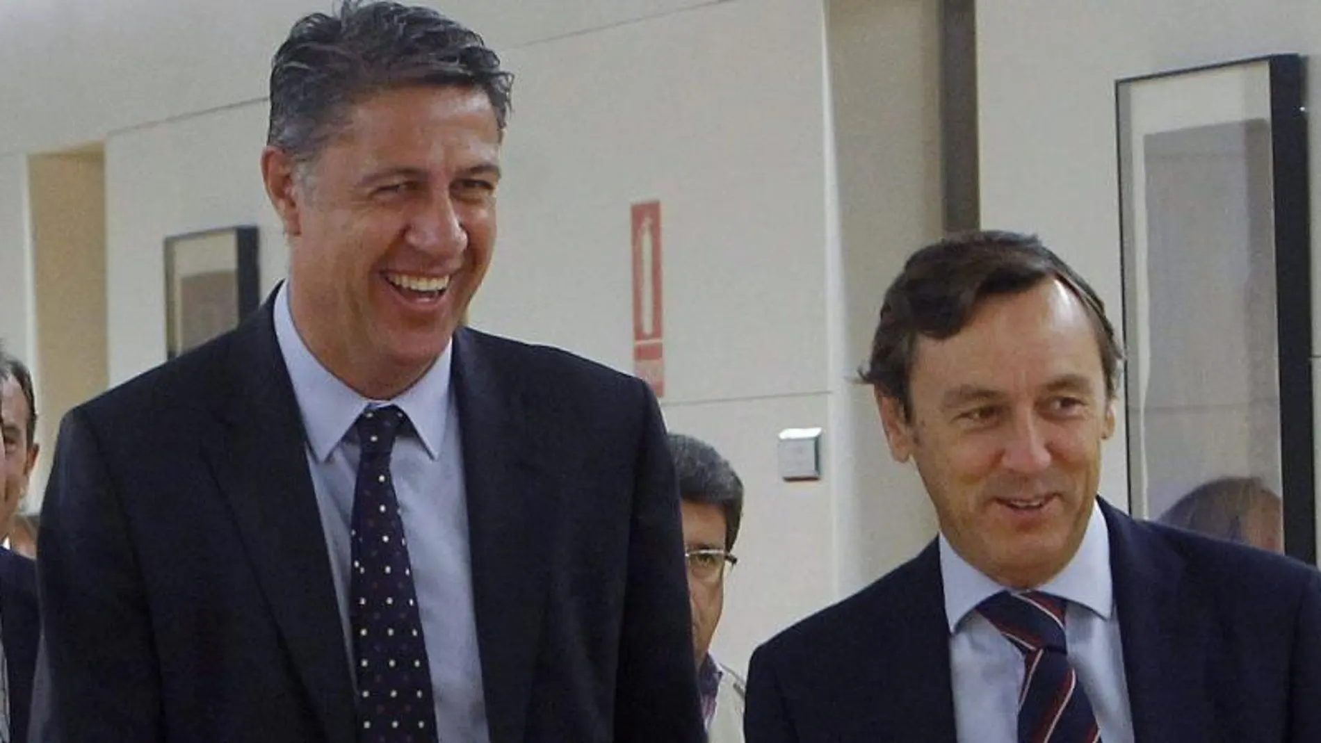 El candidato popular a la presidencia de la Generalitat de Cataluña, Xavier García Albiol y el portavoz parlamentario del PP, Rafael Hernando.