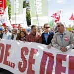 Los líderes sindicales UGT, José Ricardo Martínez, y CC OO, Jaime Cedrún, acudieron, la quinta «marea blanca» contra la externalización