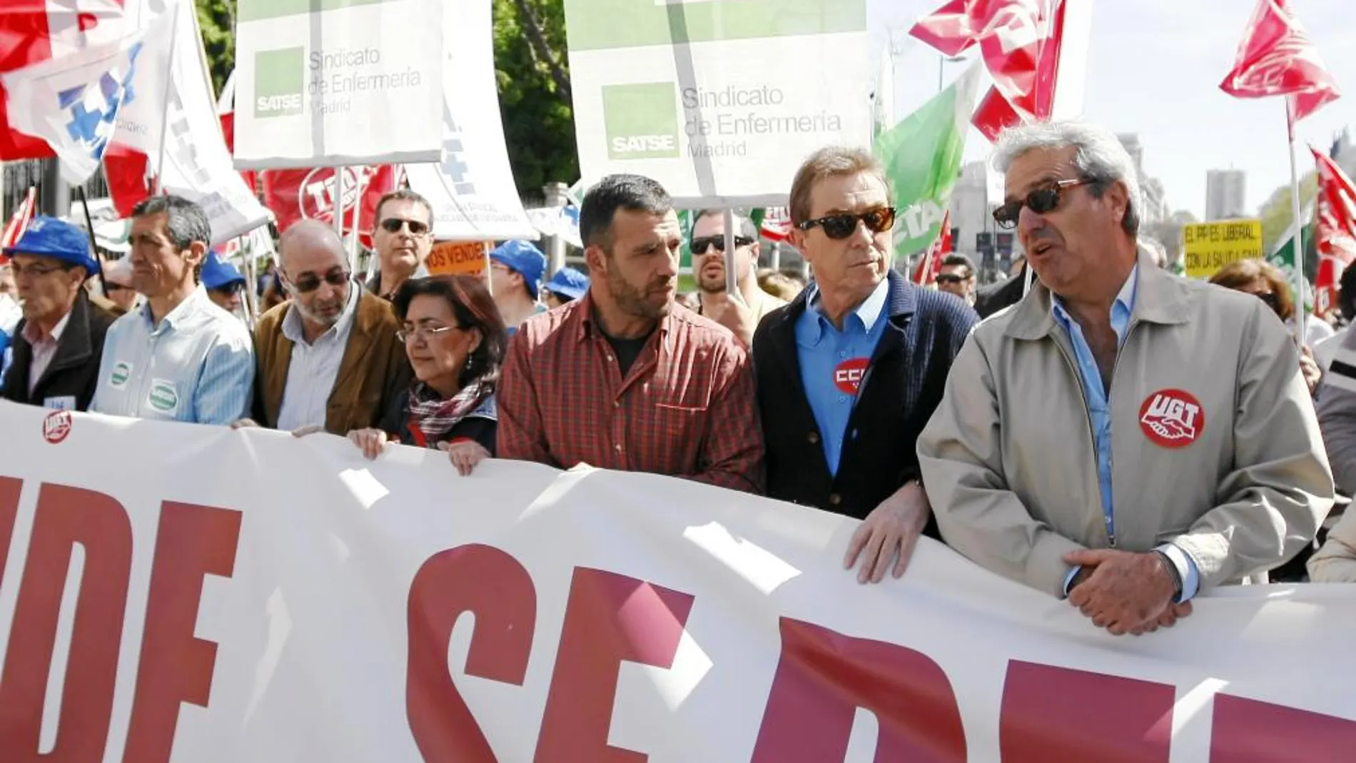 Los líderes sindicales UGT, José Ricardo Martínez, y CC OO, Jaime Cedrún, acudieron, la quinta «marea blanca» contra la externalización