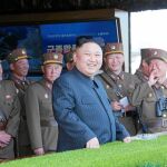 El líder norcoreano, Kim Jong Un, asiste a un desfile militar en la celebración del 85º aniversario del régimen