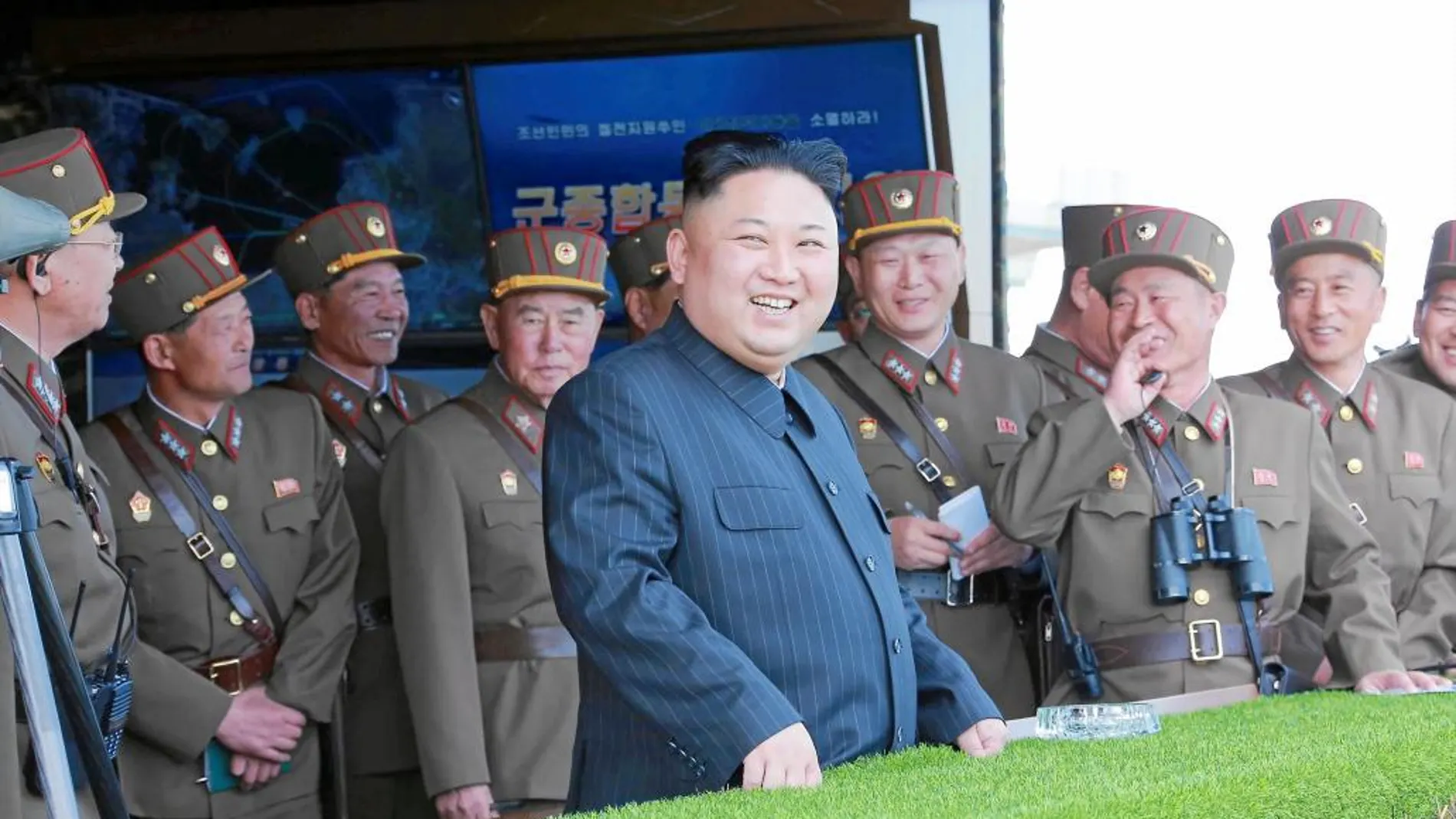 El líder norcoreano, Kim Jong Un, asiste a un desfile militar en la celebración del 85º aniversario del régimen