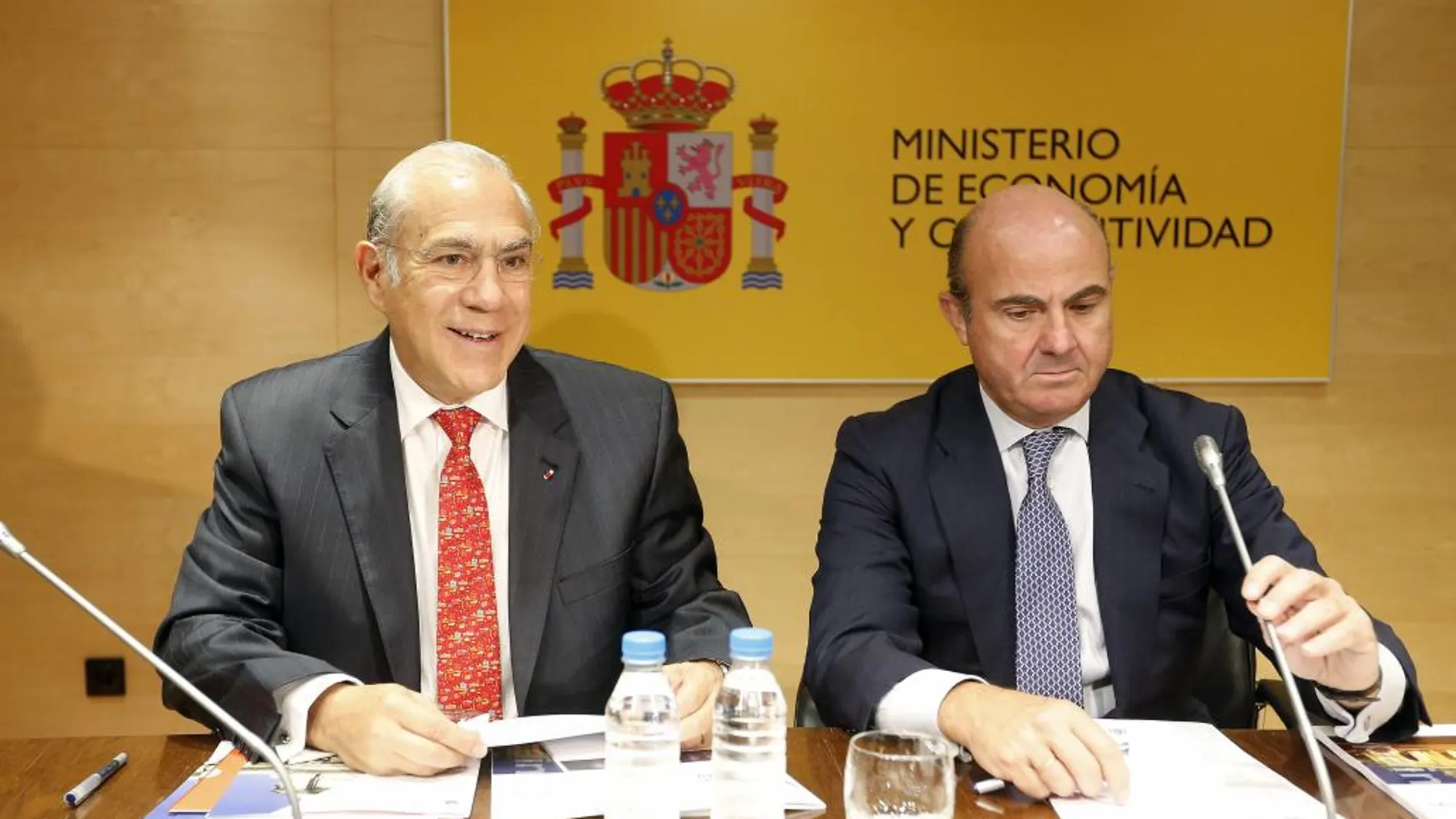 El secretario general de la OCDE, Ángel Gurría, junto a Luis de Guindos, en una imagen de 2014