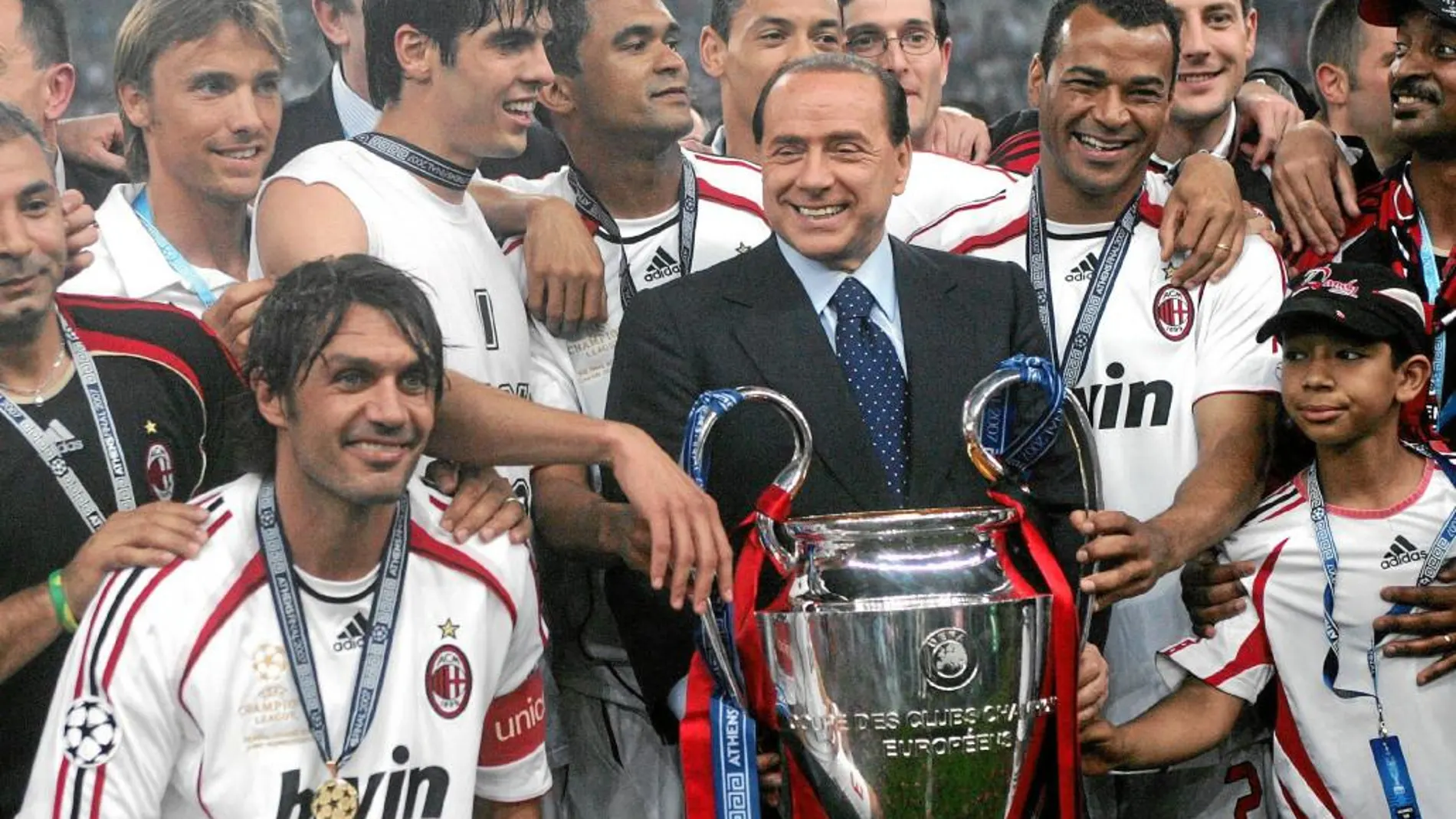 Berlusconi junto a Kaká, Cafú y Maldini tras ganar la Copa de Europa.
