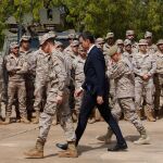 El presidente de Gobierno, Pedro Sánchez, junto a un grupo de militares