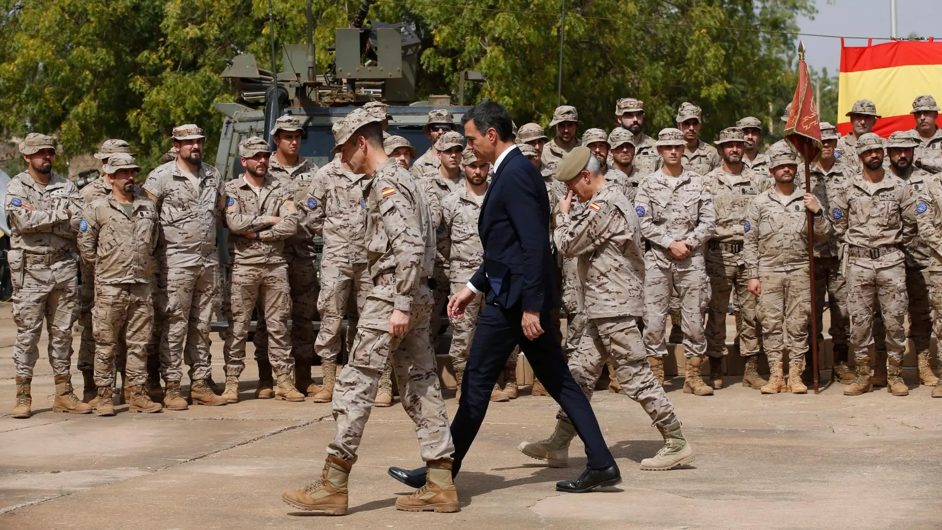 El presidente de Gobierno, Pedro Sánchez, junto a un grupo de militares