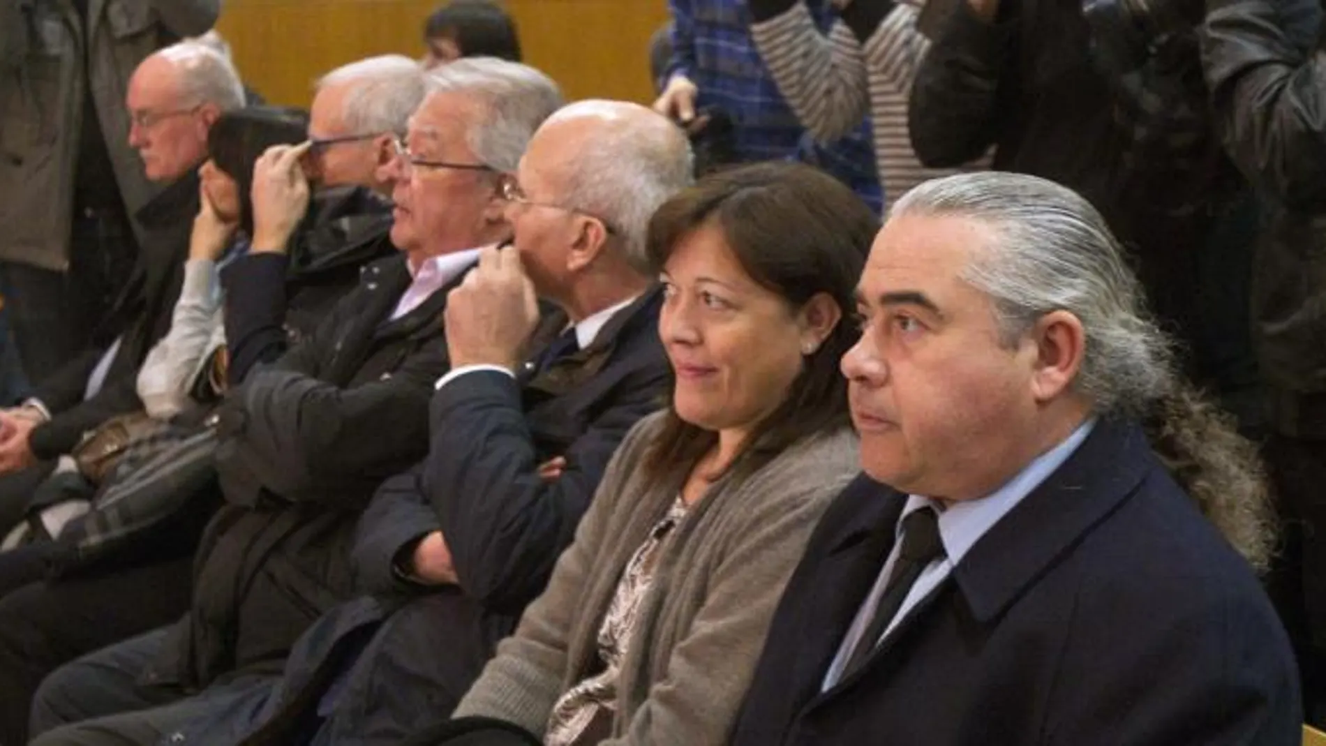 Fidel Pallerols (d), junto al resto de acusados en el caso Pallerols, durante el juicio
