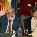 El ministro de Agricultura, Alimentación y Medio Ambiente, Miguel Arias Cañete, junto a la secretaria general de Agricultura y Alimentación del Ministerio de Agricultura, Alimentación y Medio Ambiente, Isabel García Tejerina