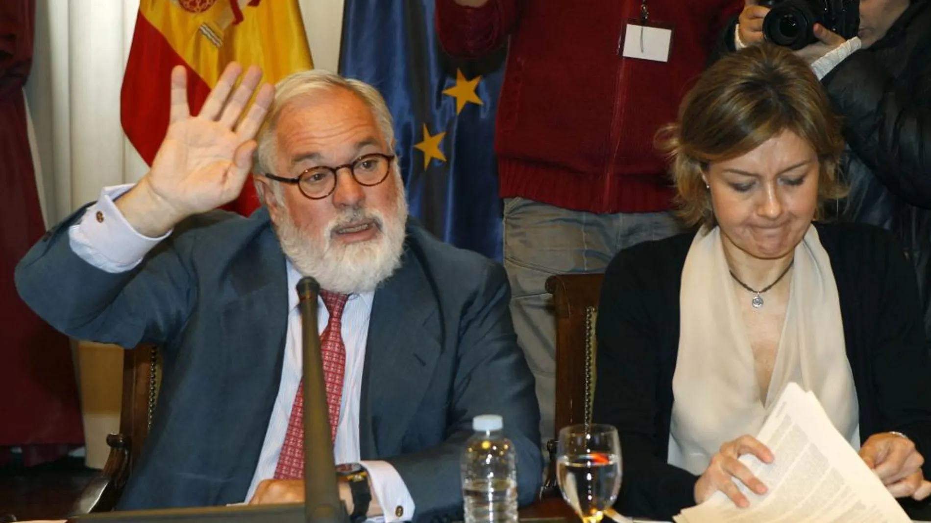El ministro de Agricultura, Alimentación y Medio Ambiente, Miguel Arias Cañete, junto a la secretaria general de Agricultura y Alimentación del Ministerio de Agricultura, Alimentación y Medio Ambiente, Isabel García Tejerina