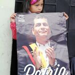 Una niña sostiene uno de los muchos carteles de Correa que estos días inundan Ecuador