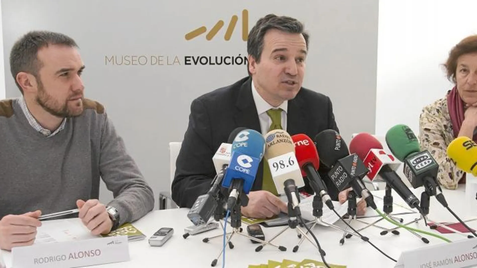 José Ramón Alonso, director general de Políticas Culturales de la Junta; José Javier Fernández, de la Fundación Siglo; y Aurora Martín, coordinadora del MEH, presentan las actividades