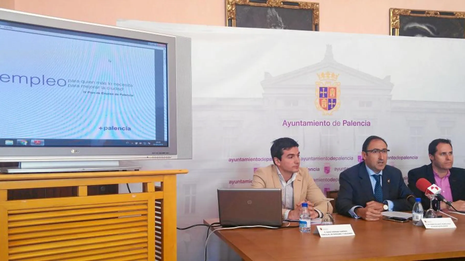 El alcalde de Palencia, Alfonso Polanco, presenta el Plan de Empleo junto a los concejales David Vázquez y Sergio Lozano