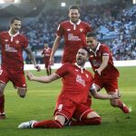 Vicente Iborra (2d) celebra el primer gol marcado para su equipo frente al Celta de Vigo.