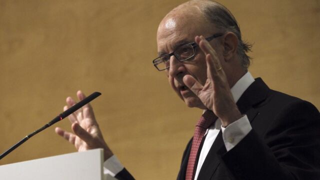 El ministro de Hacienda, Cristóbal Montoro, durante la inauguración hoy del encuentro "Impuestos, gastos y déficit fiscal"