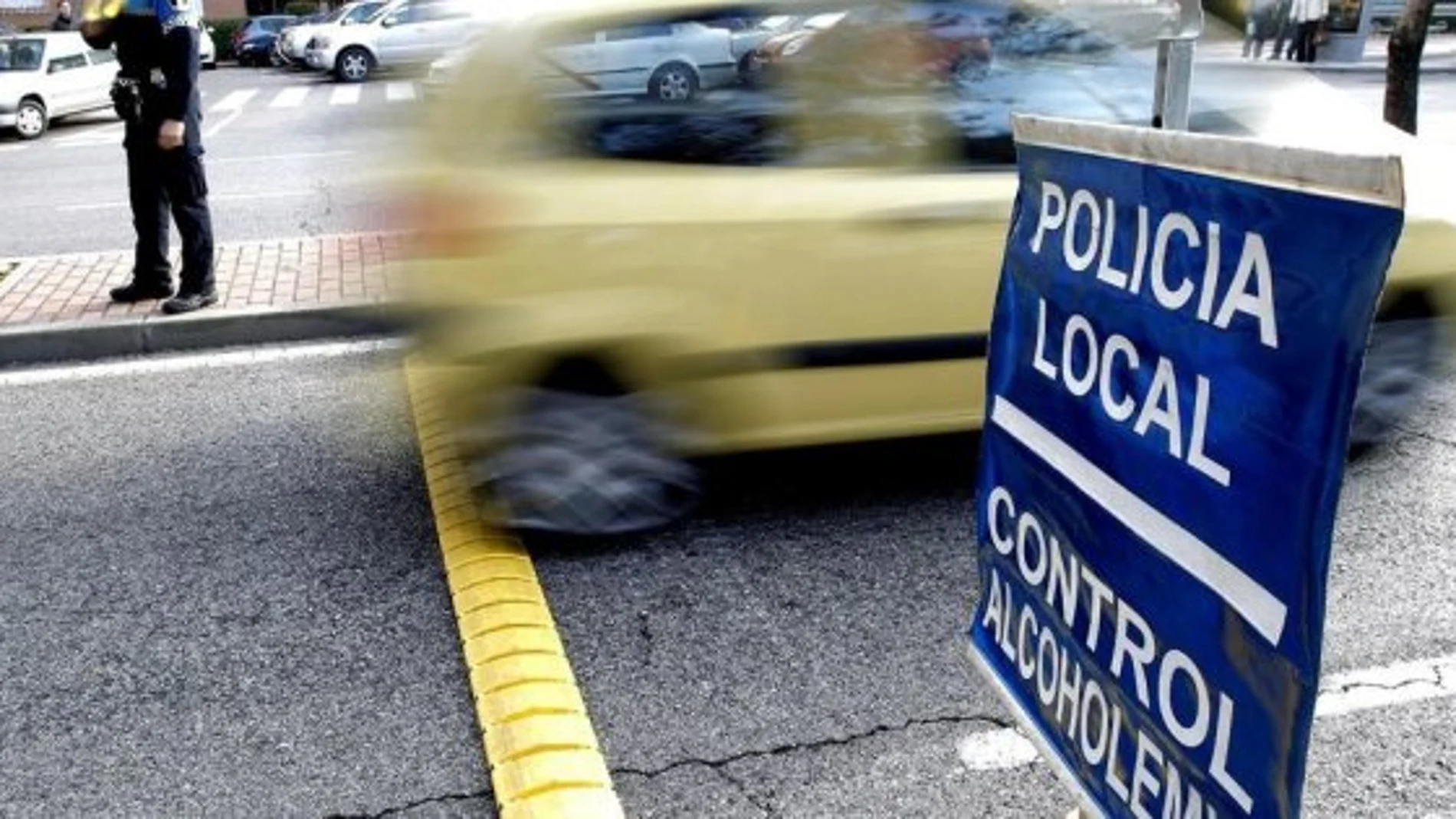 La Policía realizando un control de alcoholemia