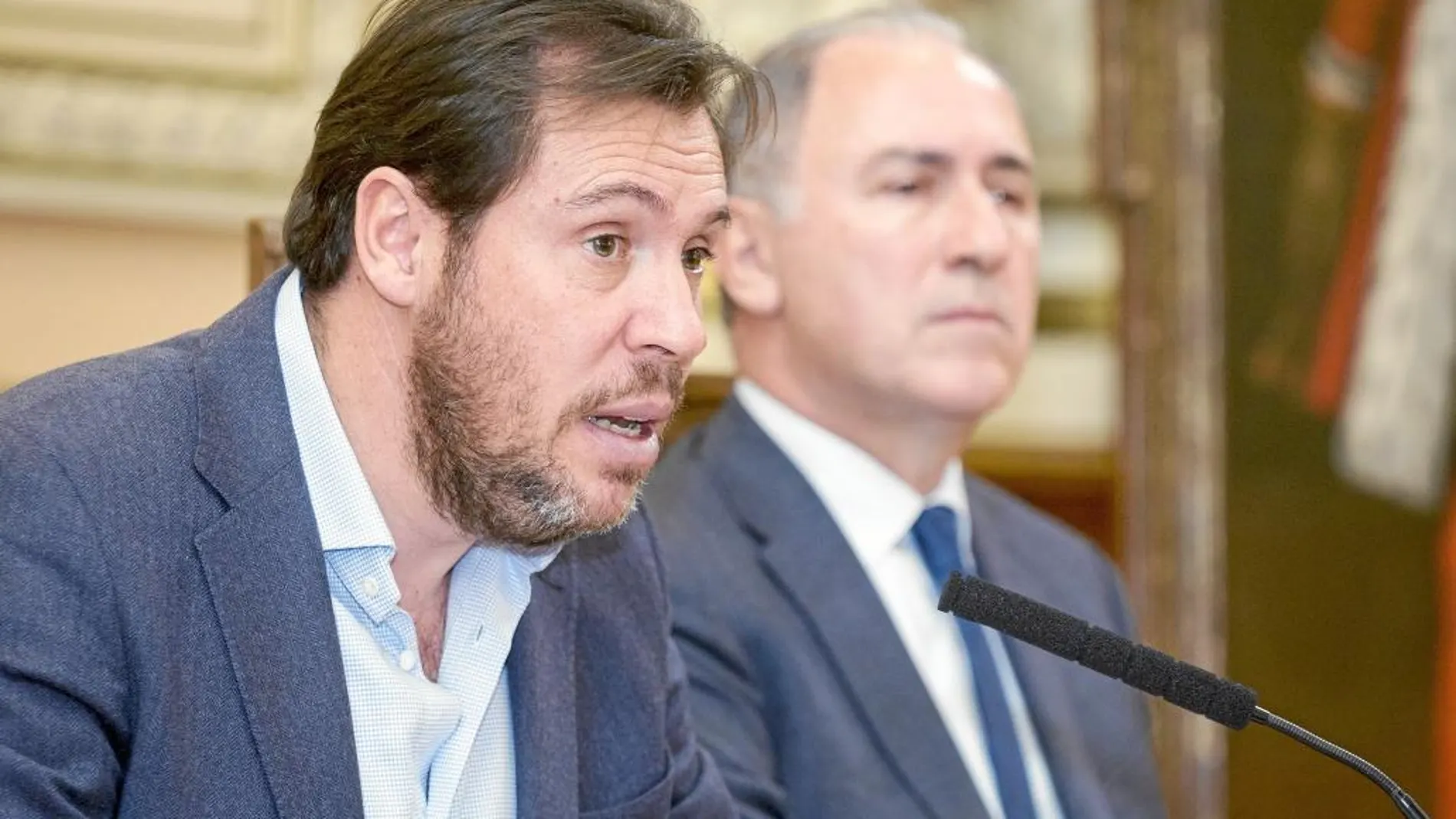 El alcalde de Valladolid, Óscar Puente, y el concejal Antonio Gato hacen el balance del Plan de Empleo de 2016
