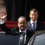 El ya ex presidente francés François Hollande abandona el Elíseo ante la mirada de Enmanuel Macron