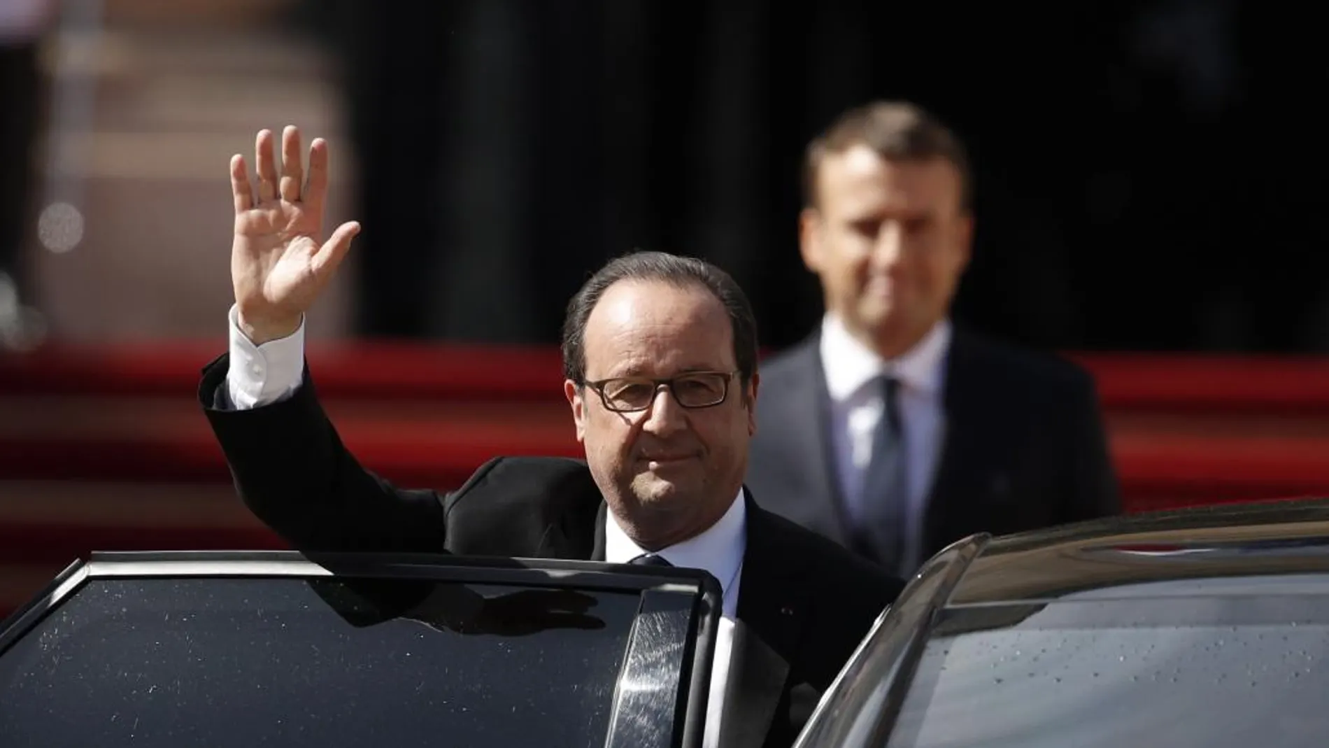 El ya ex presidente francés François Hollande abandona el Elíseo ante la mirada de Enmanuel Macron