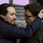 El líder de Podemos, Pablo Iglesias, saluda a Íñigo Errejón