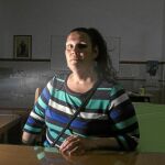Esta madre posa en una de las aulas del centro «Sor Eusebia», de la Fundación Mornese, en Sevilla