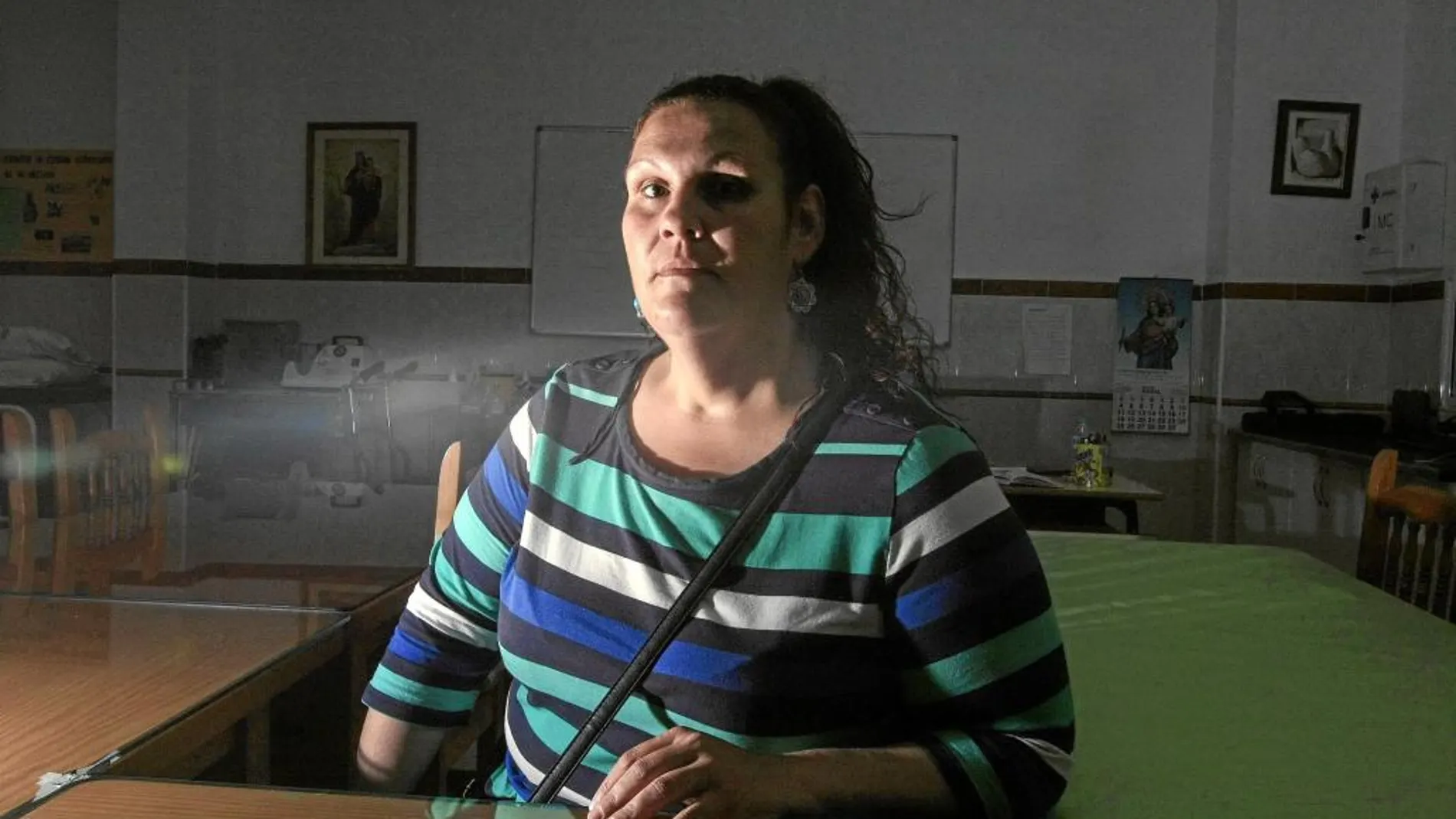 Esta madre posa en una de las aulas del centro «Sor Eusebia», de la Fundación Mornese, en Sevilla