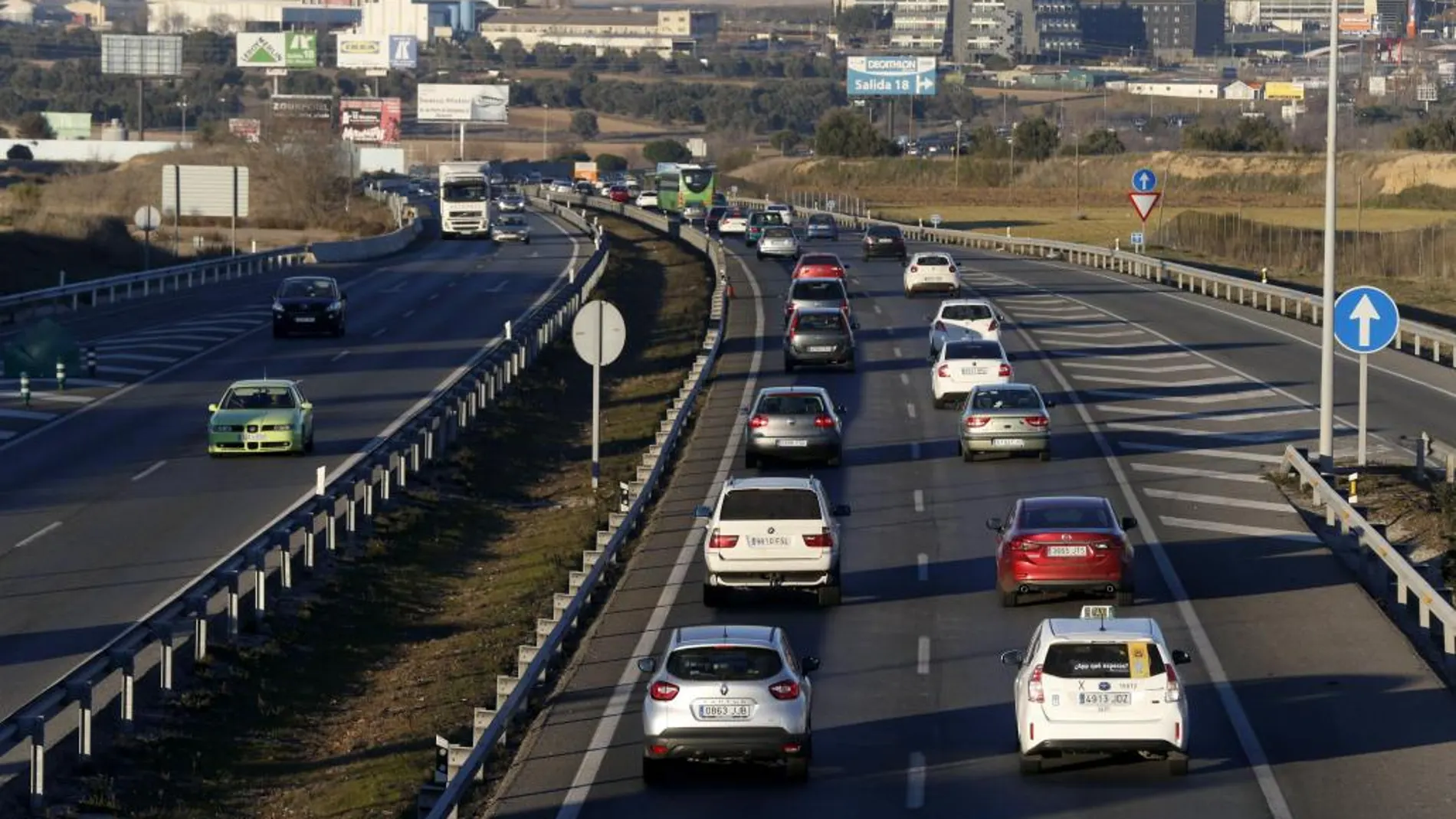 Tráfico fluido en la entrada a Madrid por la A-5 en el último día de la operación especial de Tráfico con motivo de la Navidad.