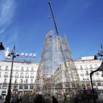 Instalación del árbol de Navidad en la Puerta del Sol