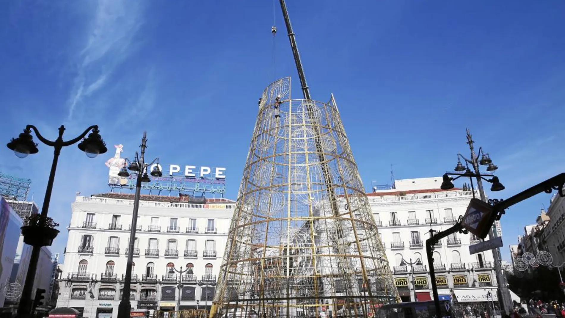 Instalación del árbol de Navidad en la Puerta del Sol