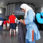 La gente espera la llegada de los últimos vuelos ante de la entrada en vigor del veto en el aeropuerto JFK de Nueva York