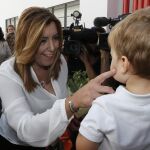 La presidenta de la Junta de Andalucía, Susana Díaz, durante su visita a la escuela municipal de Educación Infantil Victoria Kent