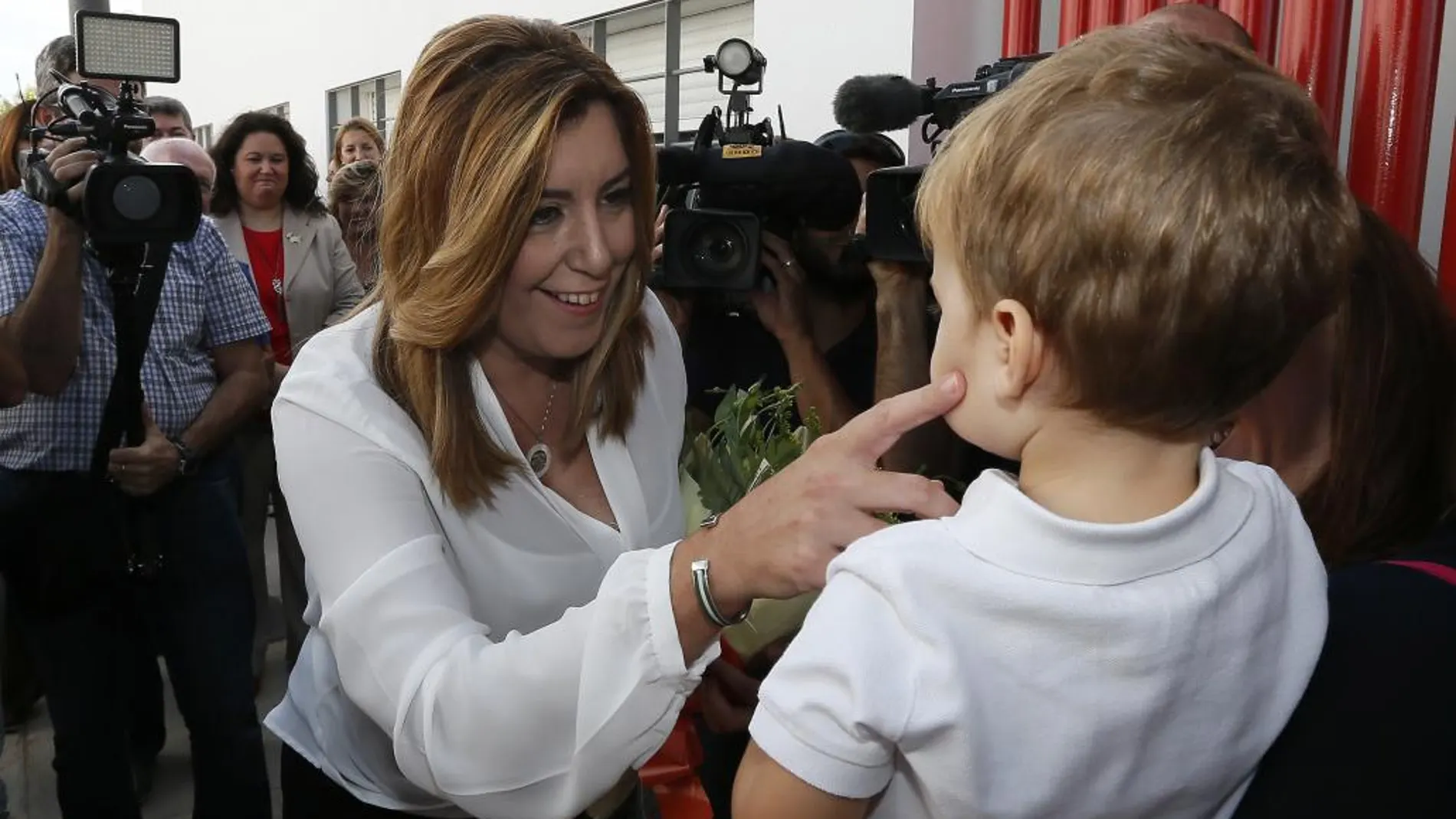 La presidenta de la Junta de Andalucía, Susana Díaz, durante su visita a la escuela municipal de Educación Infantil Victoria Kent