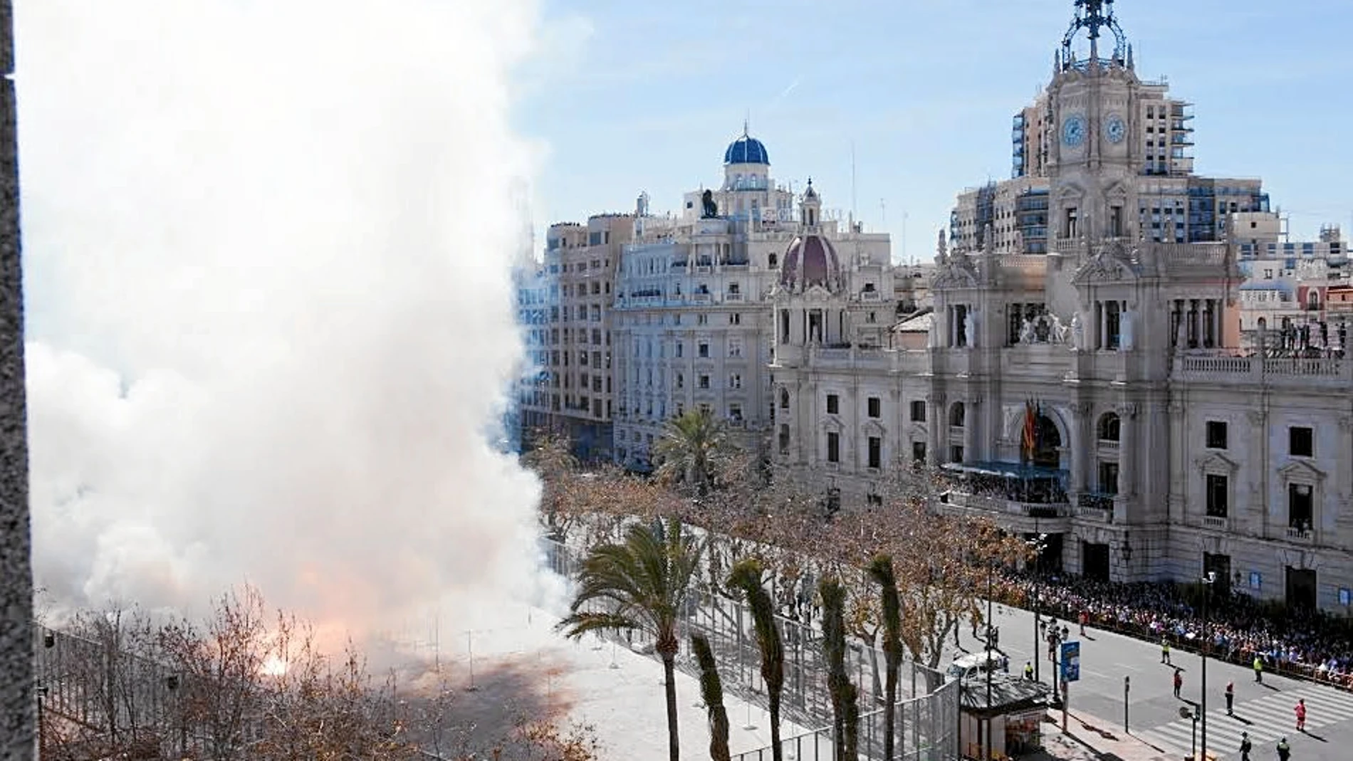 Vista de la Plaza del Ayuntamiento en mitad de una exhibición pirotécnica