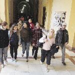Un grupo de jóvenes camina por los pasillos de la Universidad de Sevilla